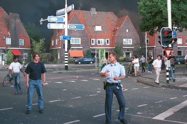 Vuurwerkramp Enschede, 13 mei 2000: politieagent met bebloed hoofd