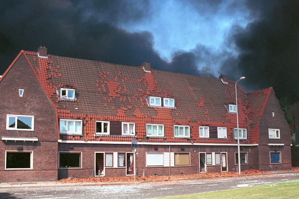 Vuurwerkramp Enschede, 13 mei 2000: huizen doorzoeken