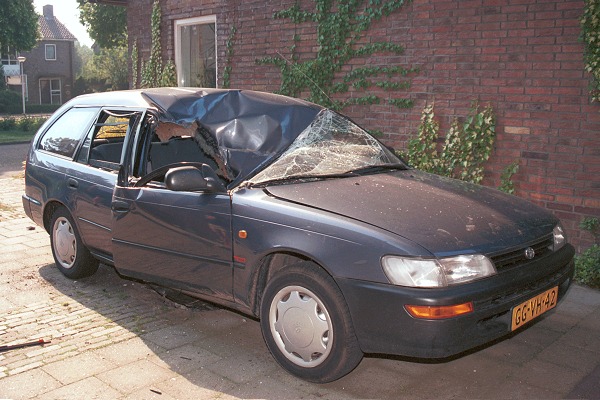 Vuurwerkramp Enschede, 13 mei 2000: totaal vernielde auto