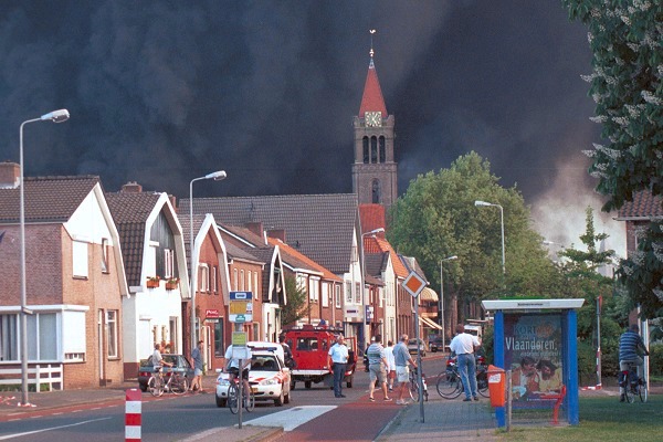 Vuurwerkramp Enschede, 13 mei 2000: Hulpdiensten uit Nederland en Duitsland